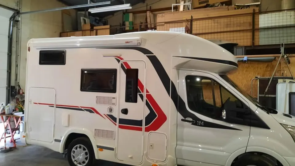 Un camping-car blanc dans l'atelier d'Allo Camping-Car 84