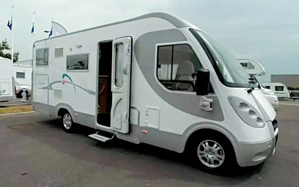 Camping-car intégral gris et blanc